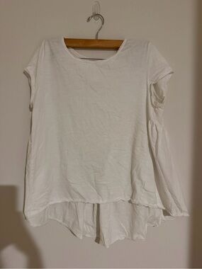 VESTIQUE - White Short Sleeve Layered-Hem Tee - Women’s Large